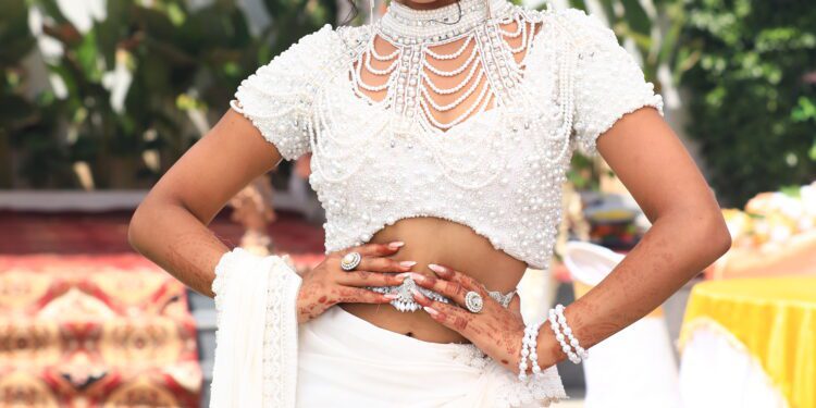 ರೋಲ್ಸ್ ರಾಯ್ಸ್ ನಲ್ಲಿ ಬಂದ ಮಧುಶ್ರೀ ತೊಟ್ಟ ಬಟ್ಟೆಯ ರೇಟ್ ಎಷ್ಟು?