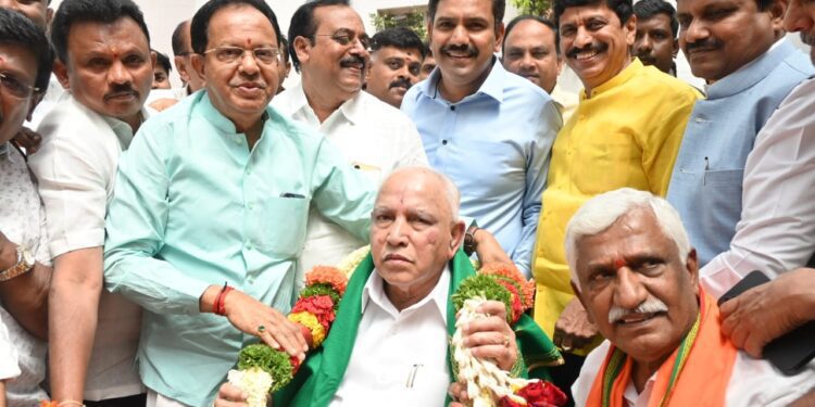 ಹುಟ್ಟುಹಬ್ಬ ಹಿನ್ನೆಲೆ ಬಿಎಸ್​​​ವೈ ತಮ್ಮ ಕುಟುಂಬಸ್ಥರು ಹಾಗೂ ಆಪ್ತರ ಜೊತೆ ಬರ್ತ್​ಡೇ ಆಚರಣೆ!