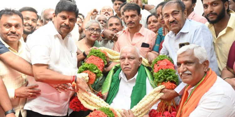 ಯಡಿಯೂರಪ್ಪ ಮನೆ ಎದುರು ಅಭಿಮಾನಿಗಳ ಸಂಭ್ರಮ