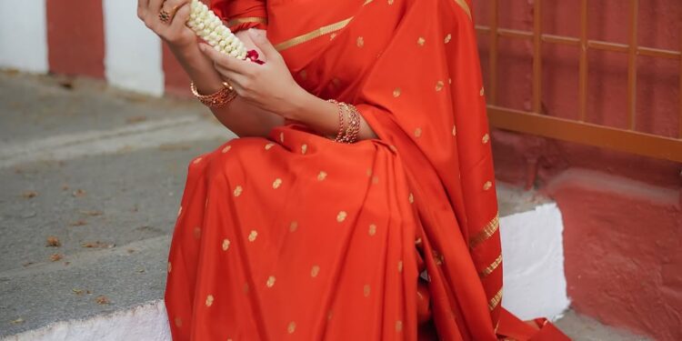 ಮಲ್ಲೇಶ್ವರಂ ಹೂ ಮಾರುಕಟ್ಟೆಯಲ್ಲಿ ಖುಷಿ ರವಿ