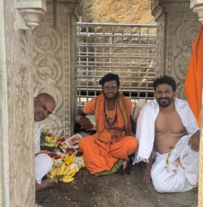 ಶ್ರೀ ಜೇನುಕಲ್ಲು ಸಿದ್ದೇಶ್ವರ ಸ್ವಾಮಿಯ ಸನ್ನಿಧಿಯಲ್ಲಿ “ವಿದ್ಯಾಪತಿ” from april 10th in your nearest theaters. (4)