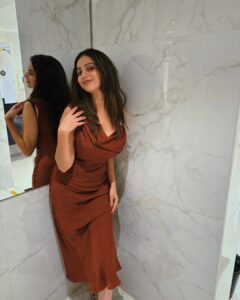 Me and my bathroom selfies minding our own business.. you should too… #nivedithagowda (1)