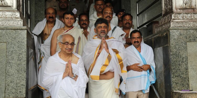 ಆಡಳಿತ ಮಂಡಳಿ ಸದಸ್ಯರೊಂದಿಗೆ ಮಂಜುನಾಥನ ದರ್ಶನ