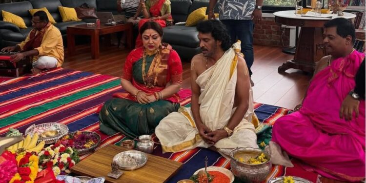 ಲಕ್ಷ್ಮೀ ದೇವಿಯ ಆರಾಧನೆಯಲ್ಲಿ ತೊಡಗಿದ ದಂಪತಿ