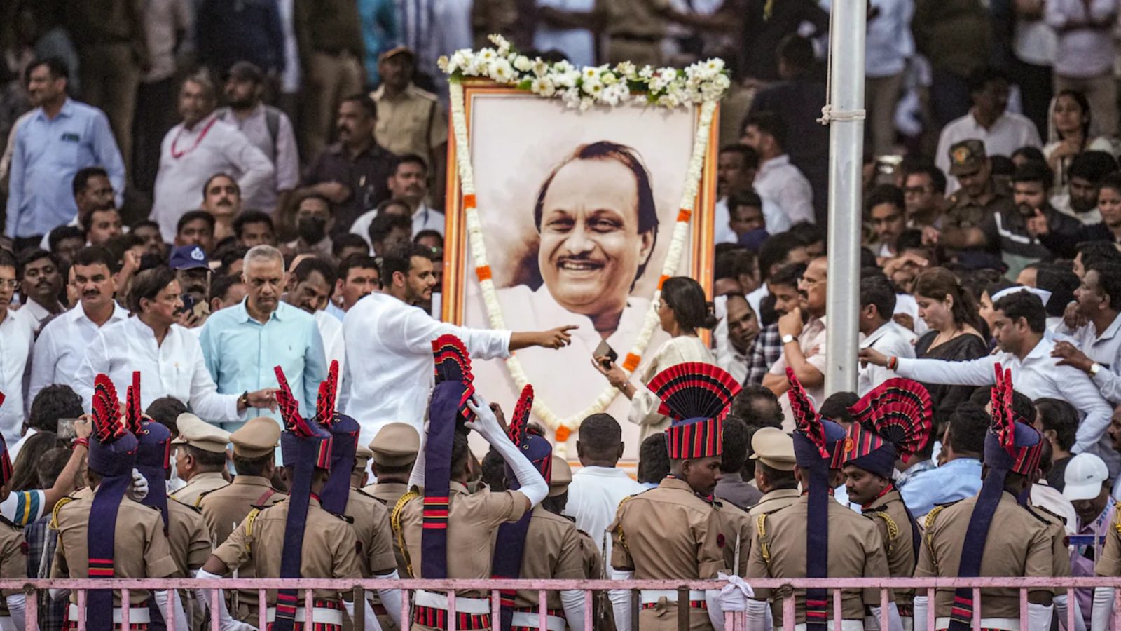 ಮಹಾರಾಷ್ಟ್ರ ಡಿಸಿಎಂ ಅಜಿತ್ ಪವಾರ್‌ಗೆ ಅಂತಿಮ ವಿದಾಯ