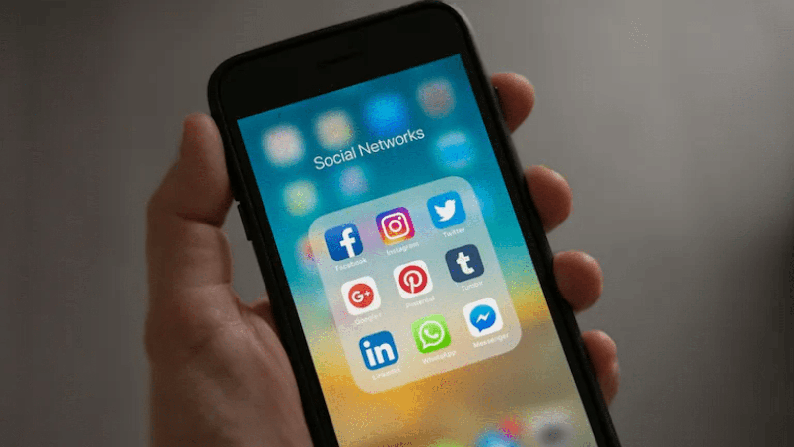 ಸರ್ಕಾರಿ ನೌಕರರಿಗೆ ಸೋಶಿಯಲ್ ಮೀಡಿಯಾ ಲಾಕ್ ! ಪೂರ್ವಾನುಮತಿ ಇಲ್ಲದೆ ಖಾತೆ ತೆರೆದರೆ, ಕಠಿಣ ಕ್ರಮ