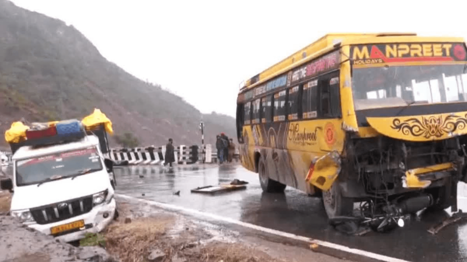 ಭೀಕರ ರಸ್ತೆ ಅಪಘಾತ: CRPF ಯೋಧ ಸೇರಿ ನಾಲ್ವರು ಸಾವು, ಹಲವರಿಗೆ ಗಂಭೀರ ಗಾಯ