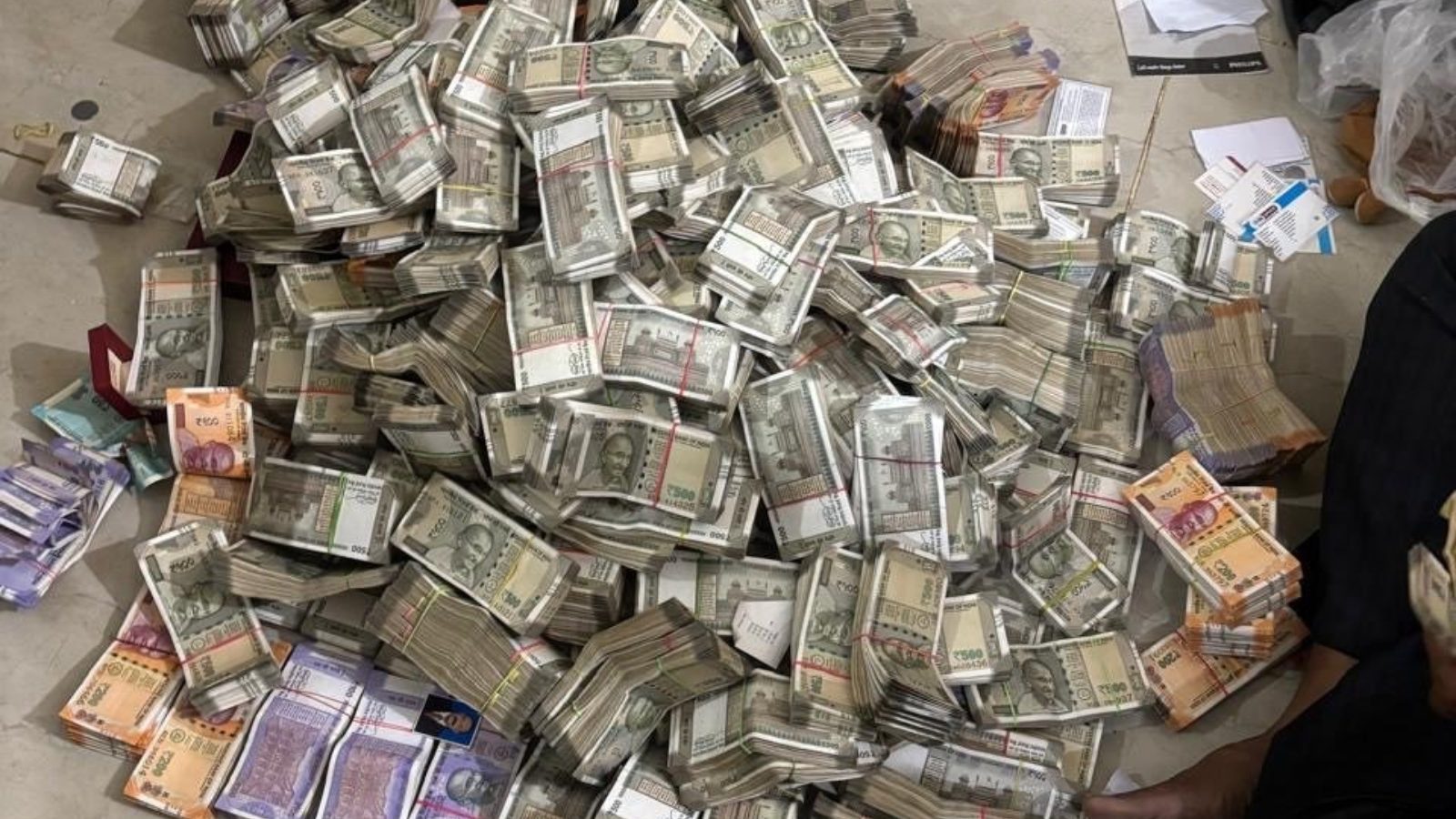 30 ಸಾವಿರ ಲಂಚದ ಹಣ ಹುಡುಕುತ್ತಾ ಹೊರಟವರಿಗೆ ಸಿಕ್ಕಿದ್ದು 4 ಕೋಟಿ ನಗದು..!