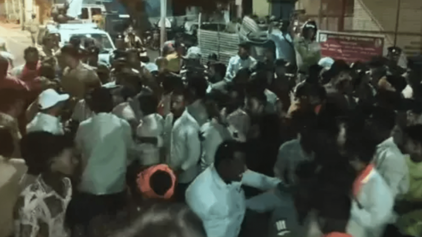 ಬಾಗಲಕೋಟೆ ಕಲ್ಲು ತೂರಾಟ ಪ್ರಕರಣ: ಯುವಕನ ಬಂಧನಕ್ಕೆ ಮುಂದಾದ ಪೊಲೀಸರಿಗೆ ಮಹಿಳೆಯರಿಂದ ಆವಾಜ್‌..!