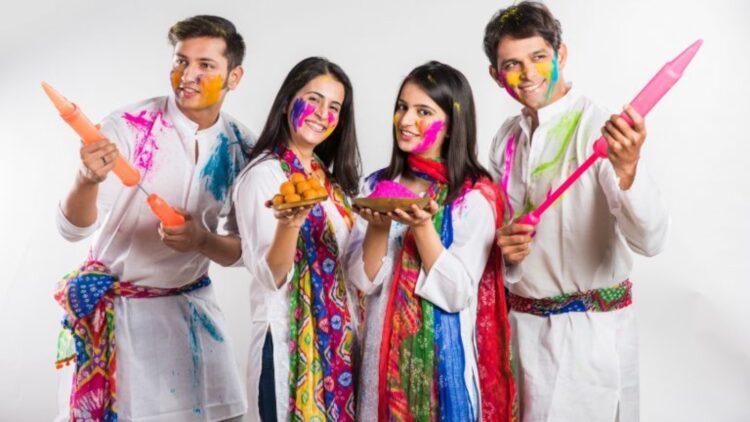 ಹೋಳಿ ಬಿಳಿ ಬಟ್ಟೆ ಏಕೆ ಧರಿಸುತ್ತಾರೆ