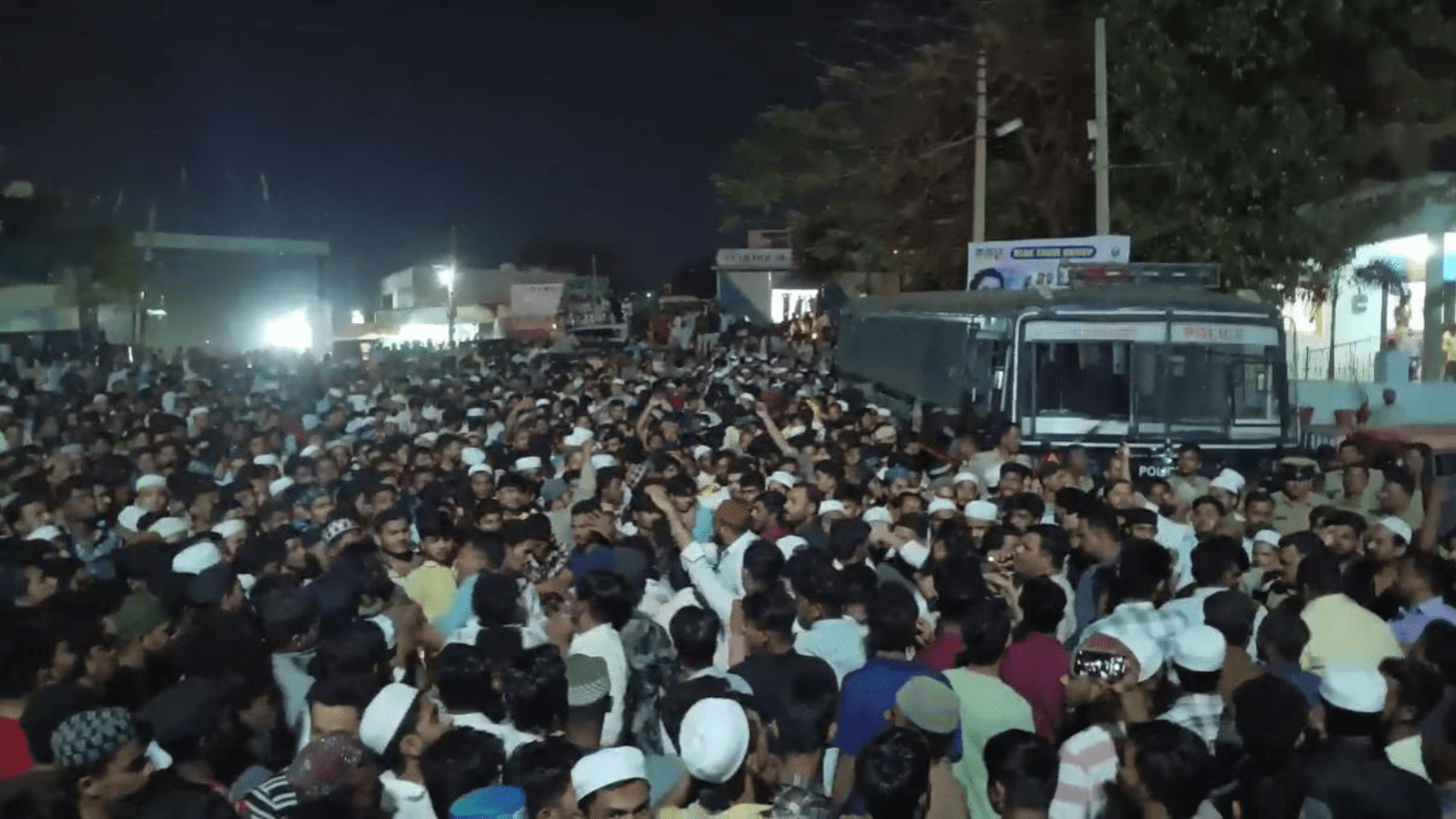 ಬಸವಕಲ್ಯಾಣದಲ್ಲಿ ಭಾರೀ ಹೈಡ್ರಾಮಾ: ಮುಸ್ಲಿಂ ಯುವಕರಿಂದ ಪೊಲೀಸ್ ಠಾಣೆಗೆ ಮುತ್ತಿಗೆ, 49 ಮಂದಿ ಮೇಲೆ FIR