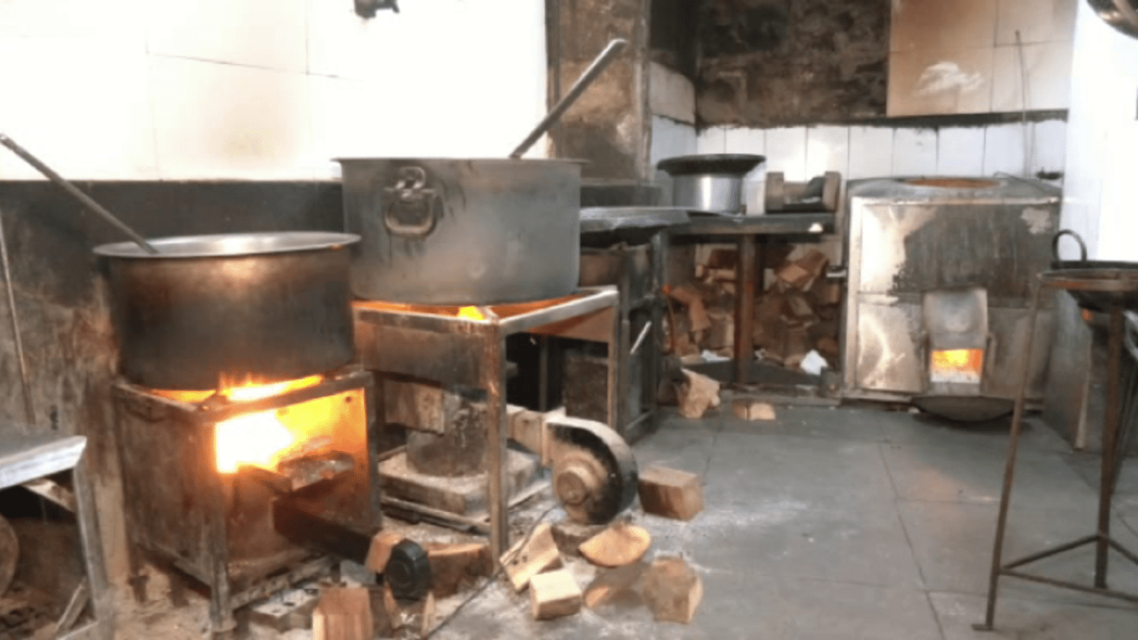 ಗ್ಯಾಸ್‌ ಎಮರ್ಜೆನ್ಸಿ: ಸೌದೆ ಒಲೆ ಮೊರೆ ಹೋದ ಹೋಟೆಲ್‌ಗಳು