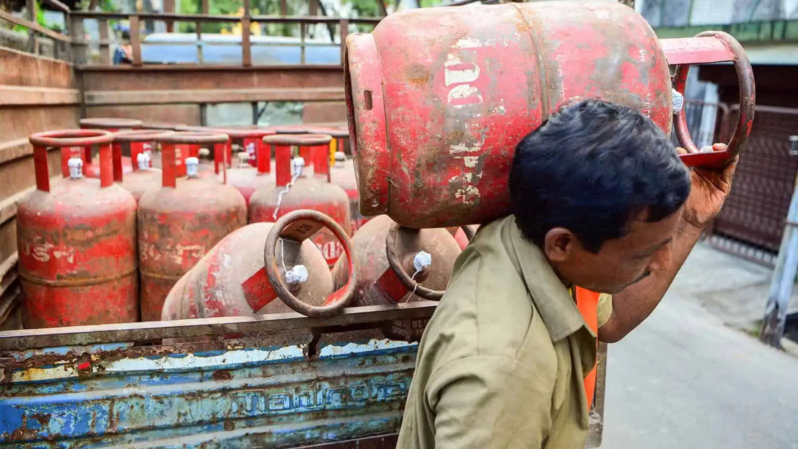 LPG ಬುಕಿಂಗ್ ಹೆಸರಿನಲ್ಲಿ ಹಗಲು ದರೋಡೆ: ‘ಈಗಲೇ ಹಣ ಪಾವತಿಸಿ’ ಮೆಸೇಜ್ ಬಂದರೆ ಎಚ್ಚರ!