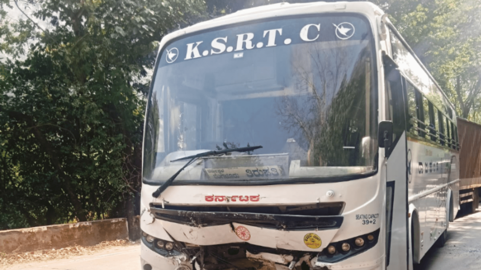 ಶಿರಾಡಿ ಘಾಟ್‌ನಲ್ಲಿ ಬಸ್-ಕಾರು ಮುಖಾಮುಖಿ ಡಿಕ್ಕಿ: ಸ್ಥಳದಲ್ಲೇ ಮೂವರು ದುರ್ಮರಣ