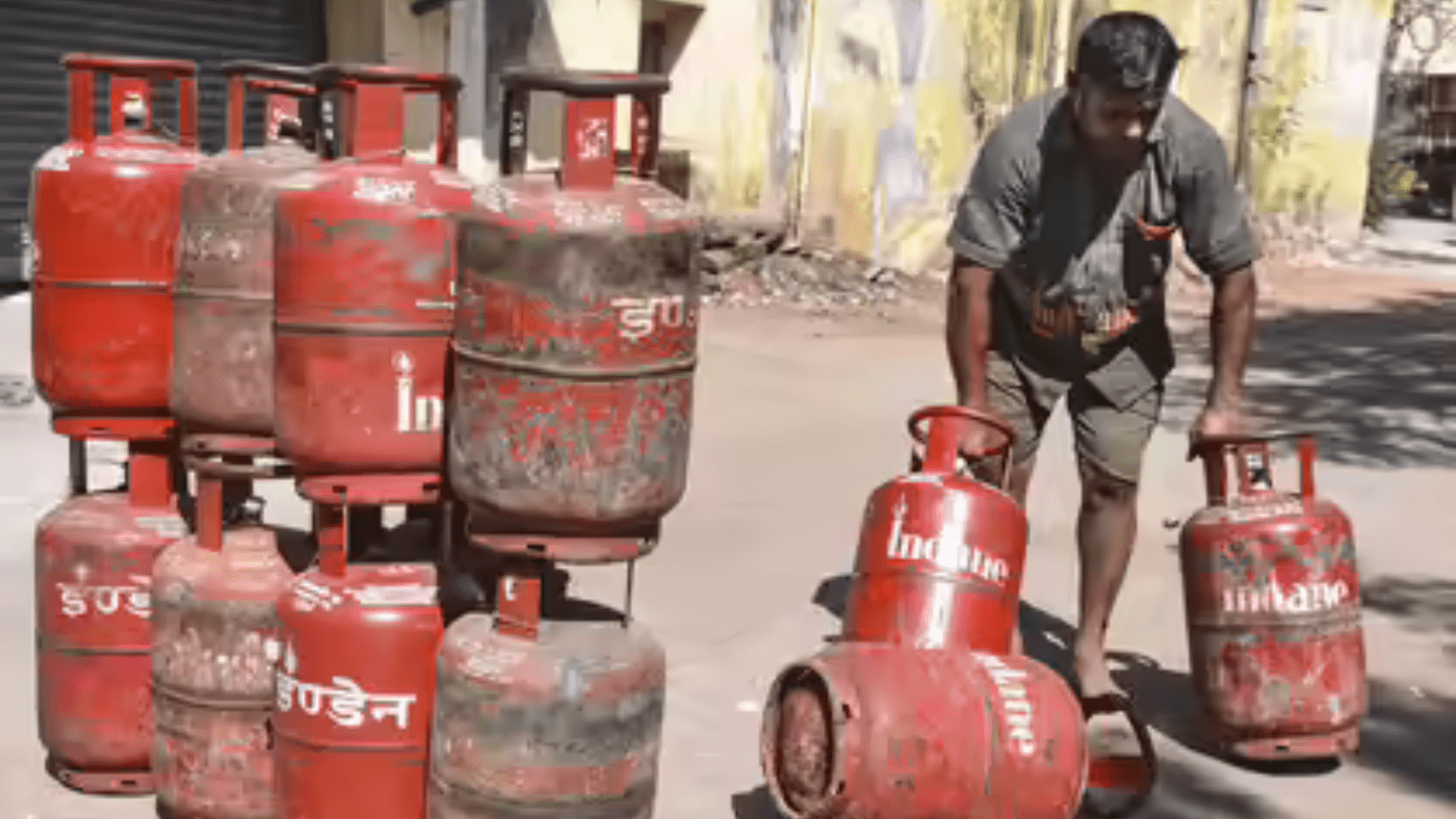 ರಾಜ್ಯದಲ್ಲಿ LPG ಸಿಲಿಂಡರ್ ಕೊರತೆ: ದೂರು ಸಲ್ಲಿಕೆಗೆ ಆಹಾರ ಇಲಾಖೆಯಿಂದ ಸಹಾಯವಾಣಿ ಆರಂಭ