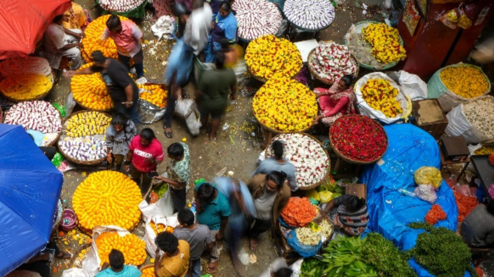 ಯುಗಾದಿ ಹಬ್ಬಕ್ಕೆ ಬೆಂಗಳೂರಿನಲ್ಲಿ ಖರೀದಿ ಭರಾಟೆ ಜೋರು: ಹೂವು-ಹಣ್ಣಿನ ದರ ಏರಿಕೆ