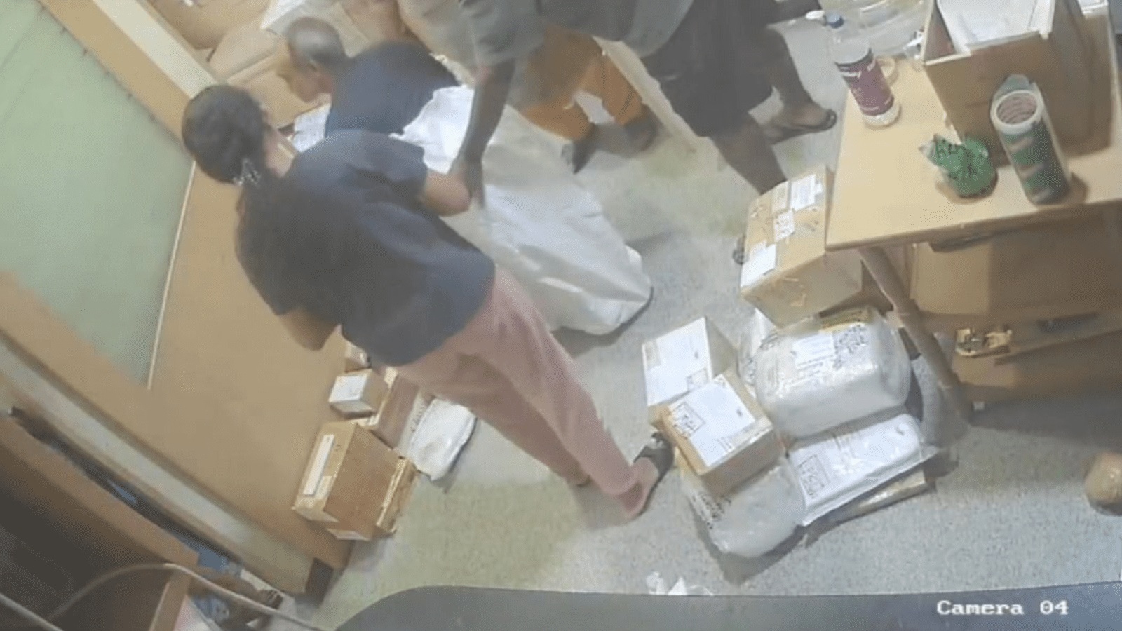 ರೀಲ್ಸ್ ಹುಚ್ಚಾಟ: ತಂದೆಯನ್ನೇ ಚೀಲದಲ್ಲಿ ತುಂಬಿ ಪಾರ್ಸೆಲ್ ಮಾಡಲು ಯತ್ನಿಸಿದ ಫ್ಯಾಮಿಲಿ.!