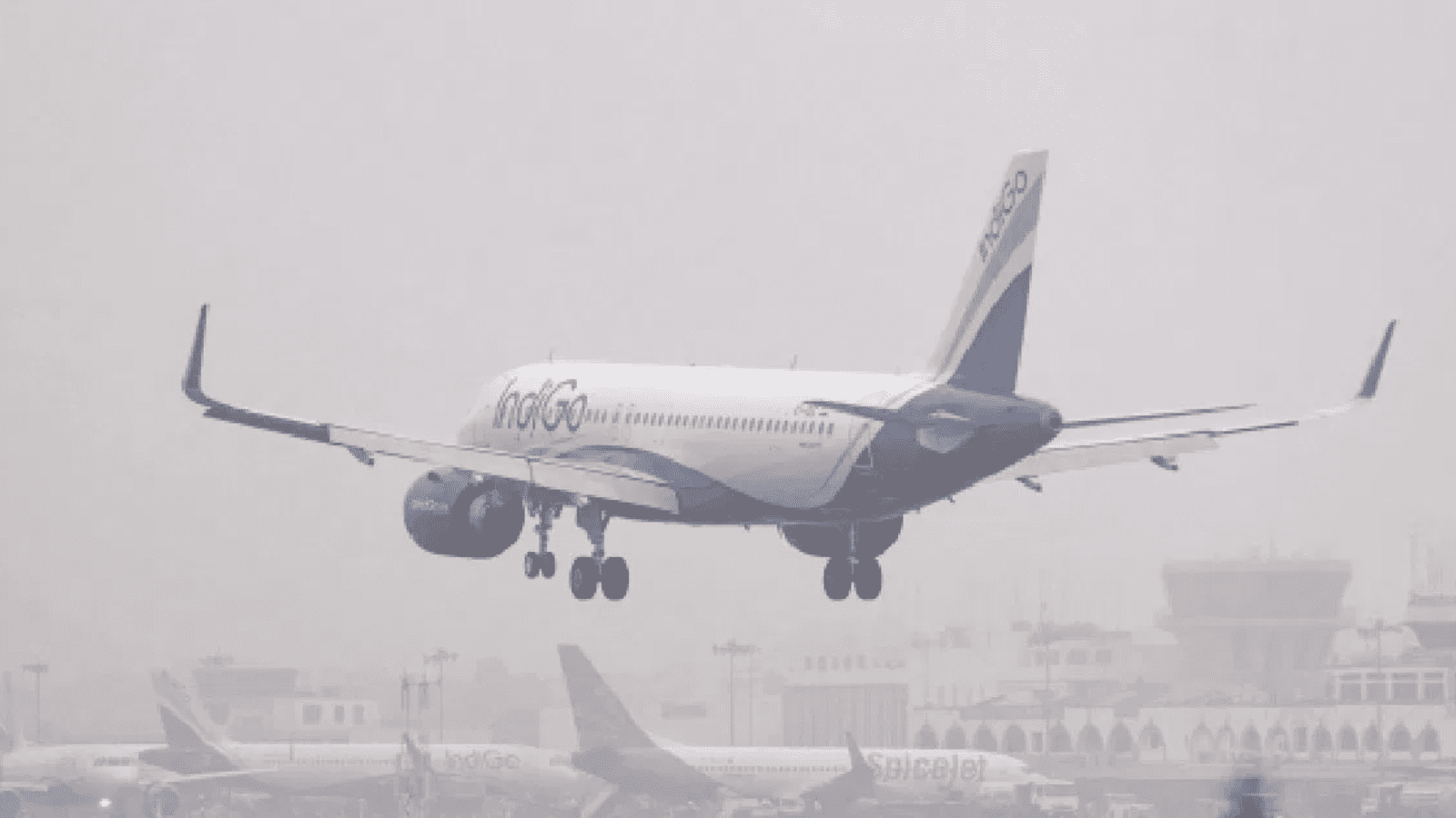 ಬೆಂಗಳೂರಿನಲ್ಲಿ ಆಲಿಕಲ್ಲು ಸಹಿತ ಮಳೆ: 20ಕ್ಕೂ ಹೆಚ್ಚು ವಿಮಾನಗಳು ಬೇರೆಡೆಗೆ ಡೈವರ್ಟ್