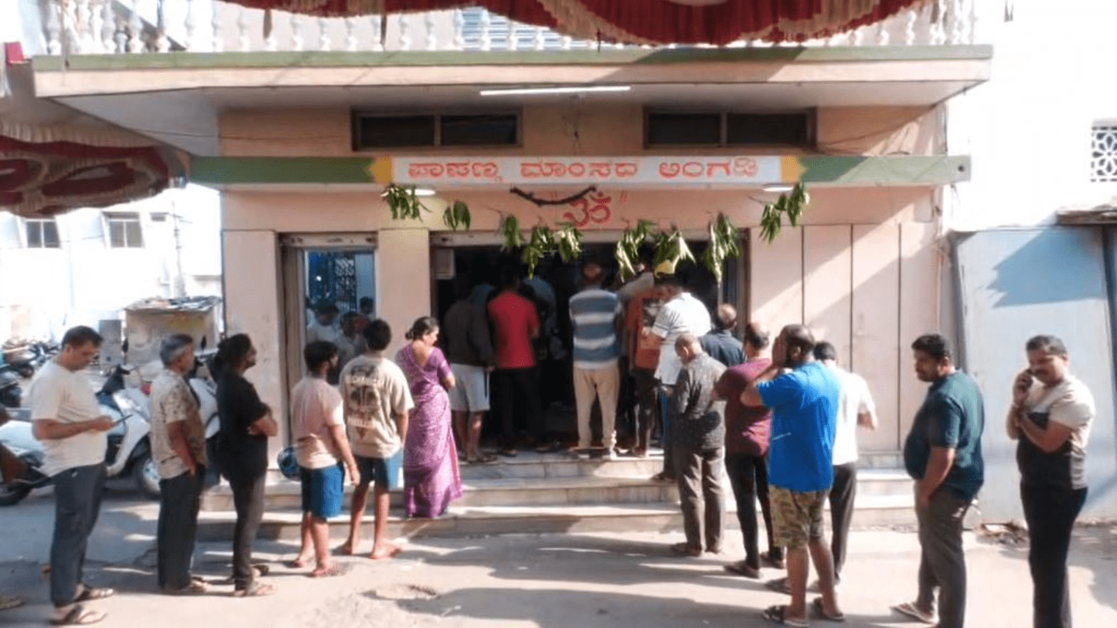 ಯುಗಾದಿ ಹೊಸ ತೊಡಕು ಹಿನ್ನಲೆ ಬೆಂಗಳೂರಿನಲ್ಲಿ ಮಾಂಸ ಖರೀದಿಗೆ ಮುಗಿಬಿದ್ದ ಜನ
