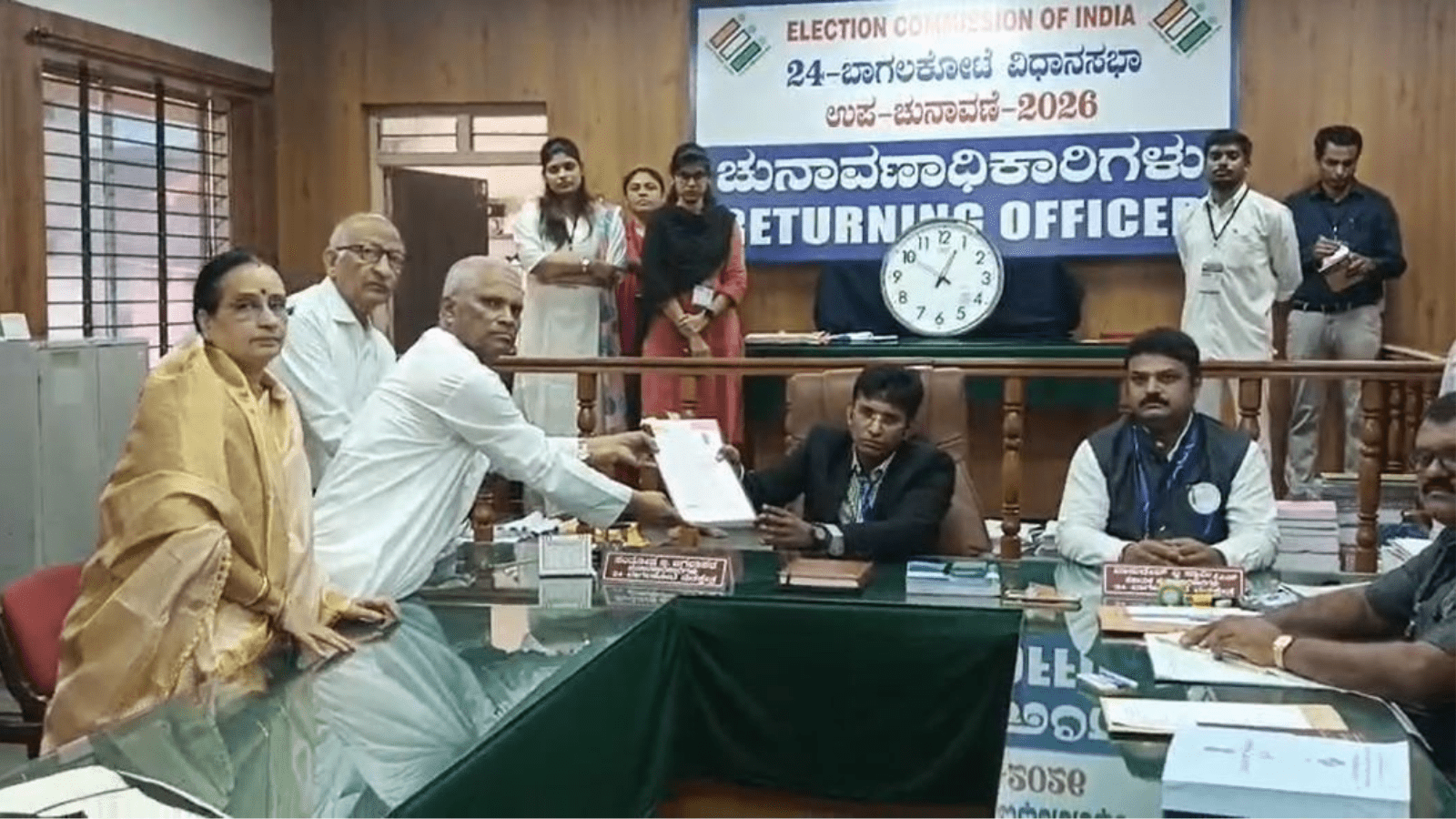 ಕರ್ನಾಟಕ ಉಪಚುನಾವಣೆ: ನಾಮಪತ್ರ ಸಲ್ಲಿಸಿದ ಬಿಜೆಪಿ ಅಭ್ಯರ್ಥಿ ವೀರಣ್ಣ ಚರಂತಿಮಠ