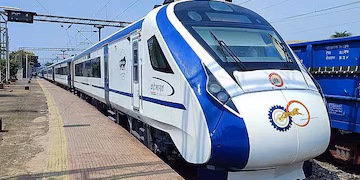 1751337448 Howrah Puri Vande Bharat Express standing at Bhadrak 2025 05 31f29f5b5498ef83f3da4fffeec62c3e