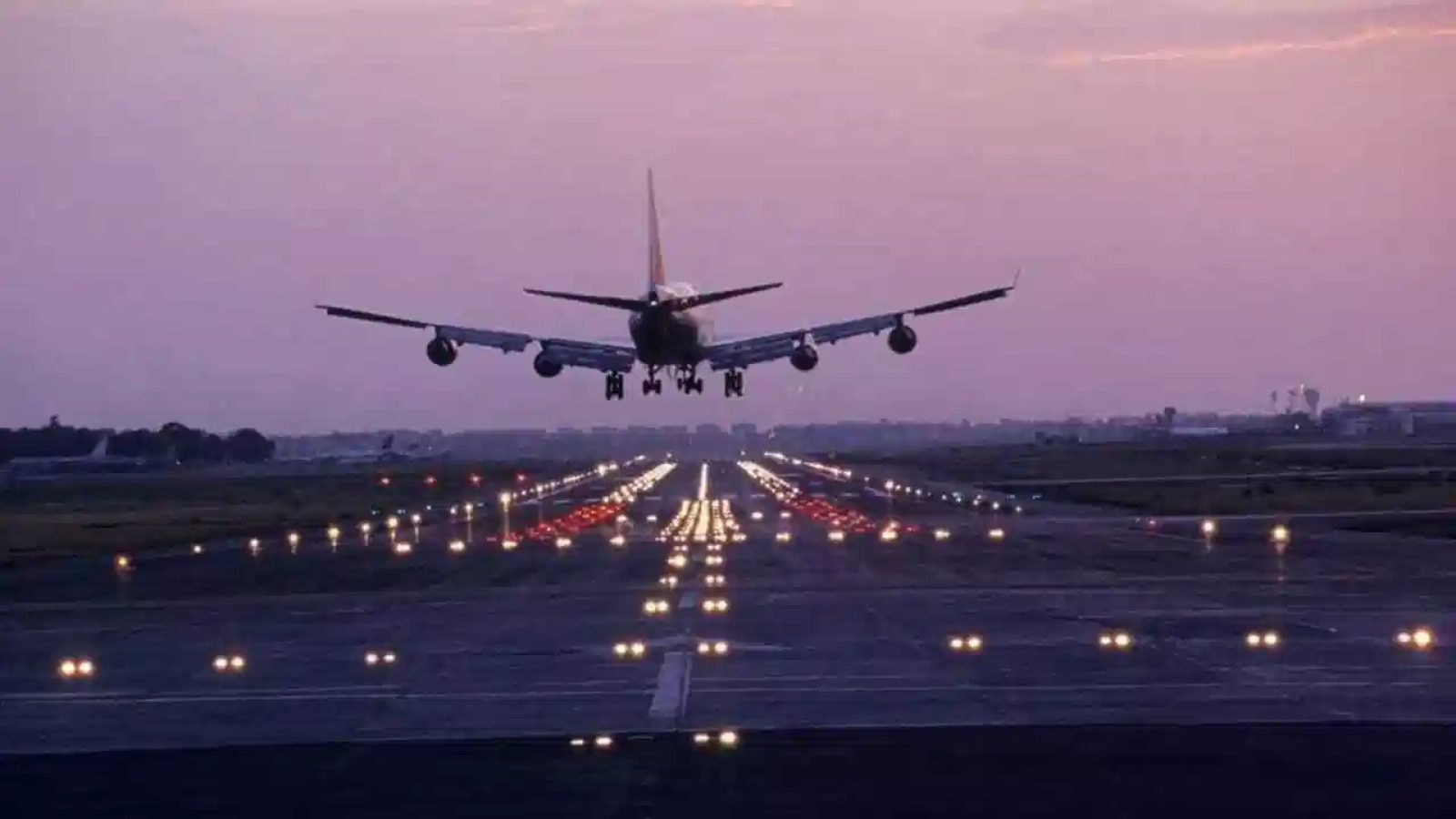 ಪುಣೆ ಏರ್‌ಪೋರ್ಟ್‌ನಲ್ಲಿ ಯುದ್ಧ ವಿಮಾನ ತುರ್ತು ಭೂಸ್ಪರ್ಶ: ರನ್‌ವೇ ಸ್ಥಗಿತ, ನೂರಾರು ವಿಮಾನಗಳ ಸಂಚಾರ ವ್ಯತ್ಯಯ!