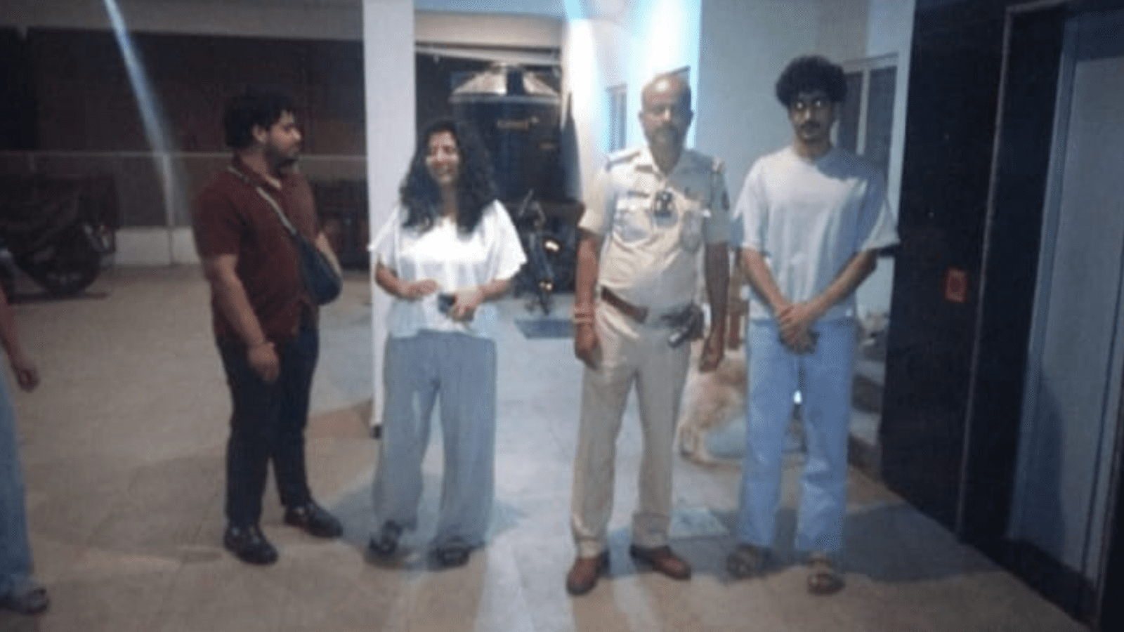 ಲಿಫ್ಟ್‌ನಲ್ಲಿ ಸಿಲುಕಿದ ವ್ಯಕ್ತಿ, ಎರಡು ಶ್ವಾನಗಳನ್ನು ರಕ್ಷಿಸಿದ ಪೊಲೀಸರು