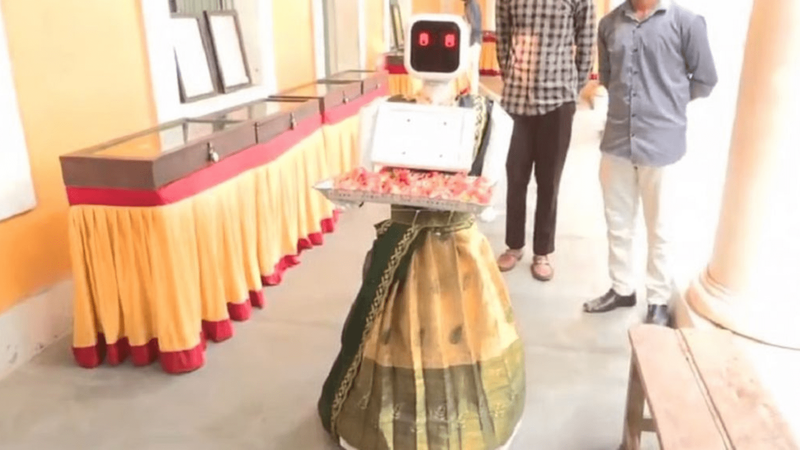 ಮತಗಟ್ಟೆಯಲ್ಲಿ ಮತದಾರರನ್ನು ಸ್ವಾಗತಿಸಿದ ರೋಬೋಟ್: ವಿಡಿಯೋ ವೈರಲ್‌‌