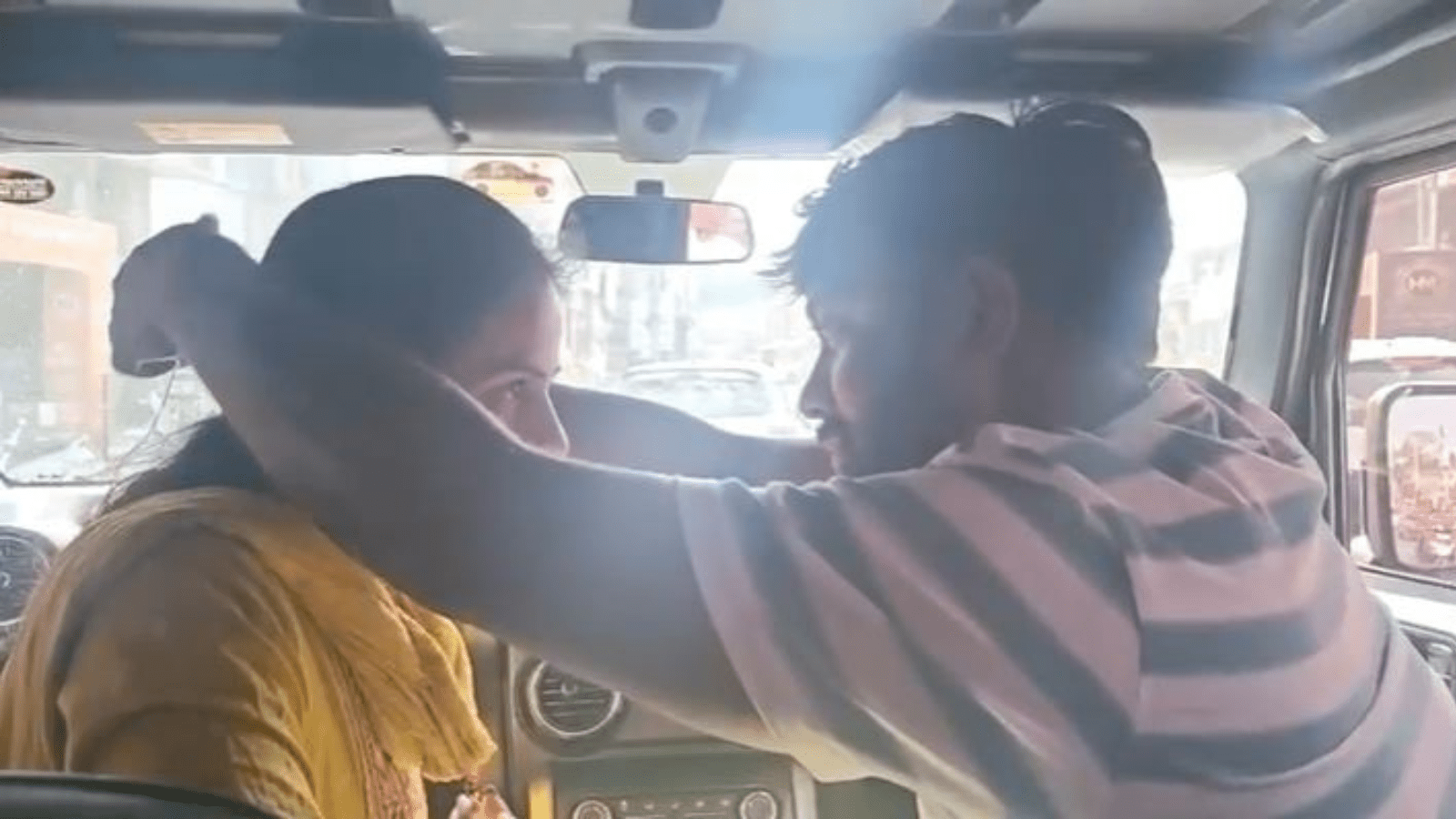 ಗಂಡ, 7 ವರ್ಷದ ಮಗುವನ್ನು ಬಿಟ್ಟು ಪ್ರಿಯಕರನ ಜೊತೆ ಕಾರಿನಲ್ಲಿ ಮದುವೆಯಾದ ಮಹಿಳೆ