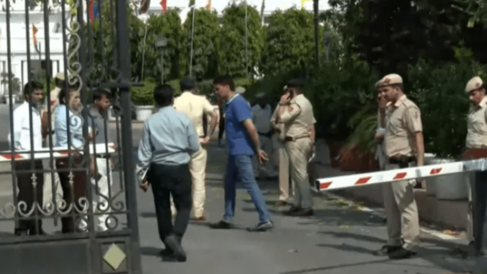 ವಿಧಾನಸಭೆಯಲ್ಲಿ ಭದ್ರತಾ ಲೋಪ: ಗೇಟ್ ಮುರಿದು ಒಳನುಗ್ಗಿದ ಕಾರು, ಸ್ಪೀಕರ್ ಗಾಡಿಗೆ ಕಪ್ಪು ಮೆತ್ತಿದ ದುಷ್ಕರ್ಮಿಗಳು