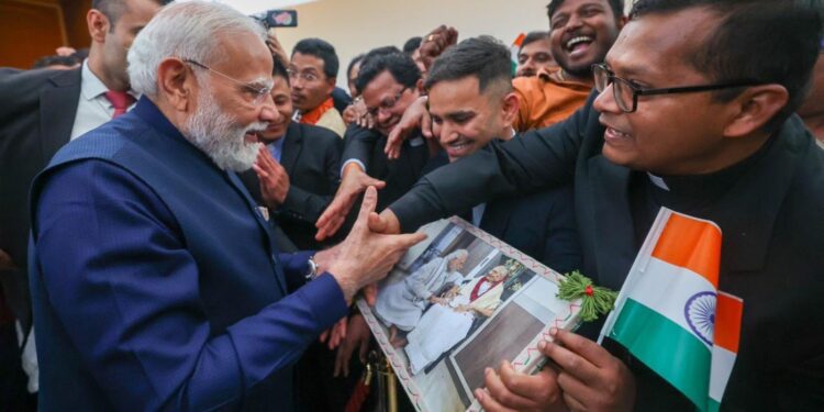 ವಾರಣಾಸಿ ಚಿತ್ರವನ್ನು ಮೋದಿ ಅವರಿಗೆ ಉಡುಗೊರೆಯಾಗಿ ನೀಡಿದರು