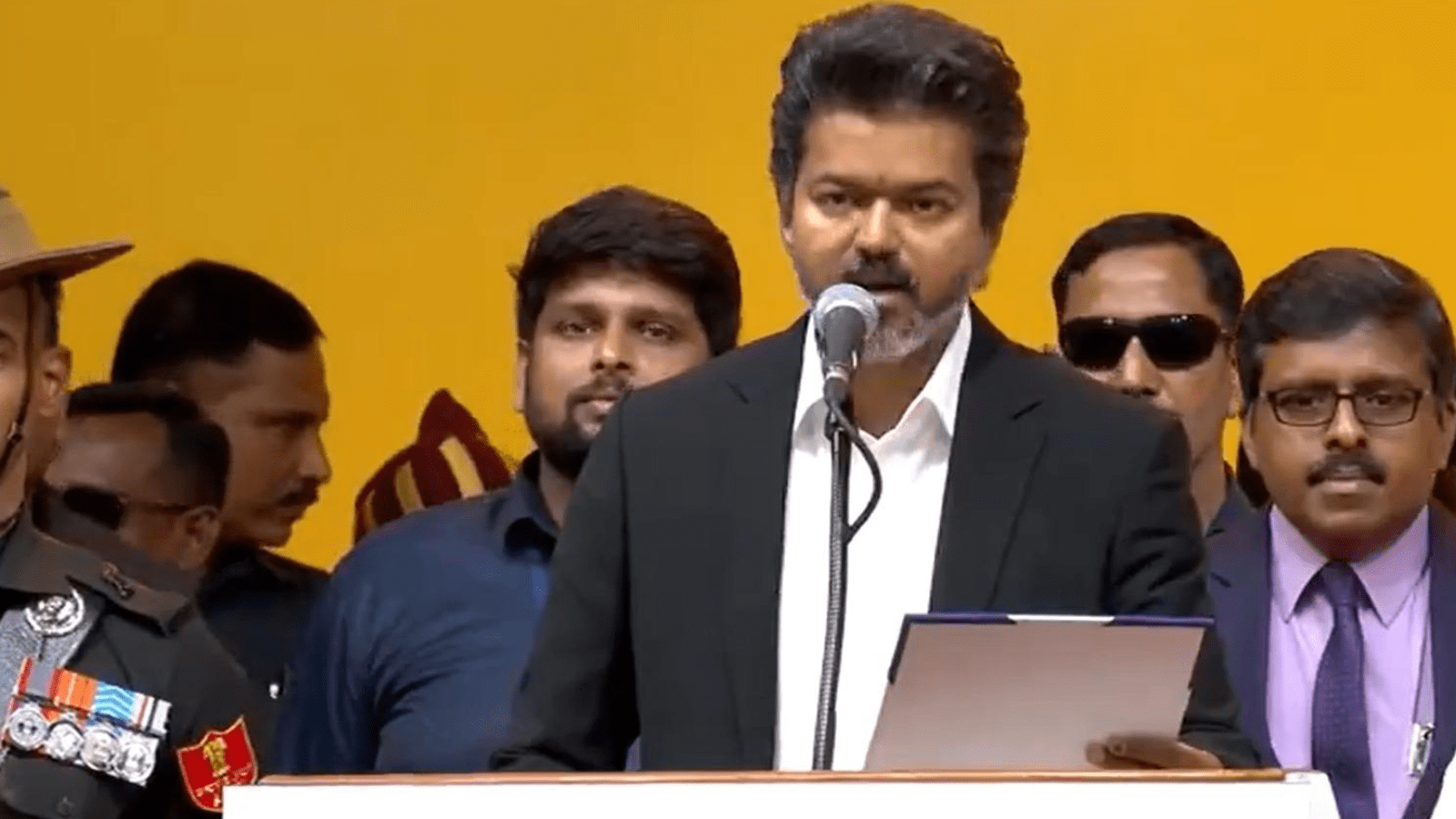 “ನಾನು ನಿಮ್ಮ ಮನೆಮಗ..ಒಂದು ರೂಪಾಯಿ ತಿನ್ನದೇ ಸೇವೆ ಮಾಡ್ತೀನಿ”: ತಮಿಳುನಾಡು ಸಿಎಂ ವಿಜಯ್