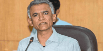 ಹೆದ್ದಾರಿಯಲ್ಲಿ ಹೊತ್ತಿ ಉರಿದ ಕಾರು ಚಾಲಕ ಪಾರು! (10)
