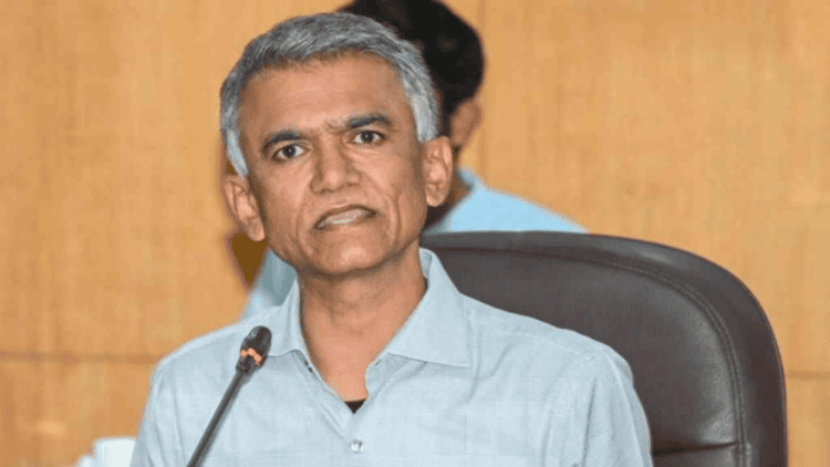 ಹೆದ್ದಾರಿಯಲ್ಲಿ ಹೊತ್ತಿ ಉರಿದ ಕಾರು ಚಾಲಕ ಪಾರು! (10)